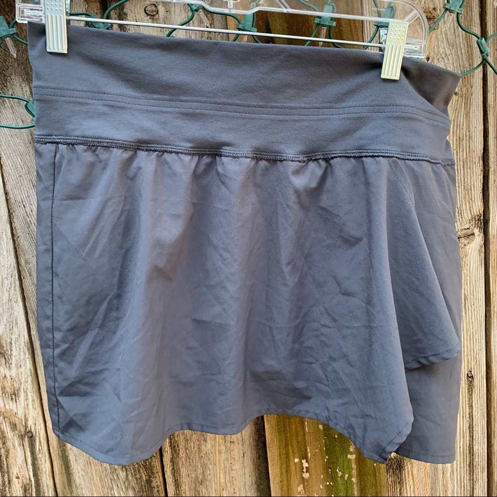GapBodyFit : color gray , size medium skort.  Inner shorts are dark gray